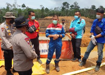 Wakapolda Jambi Brigjen Pol Drs Yudawan Roswinarso, S.H.,M.H. di dampingin Pejabat Utama (PJU) Polda Jambi mengecek sumur yang terbakar di Desa Bungku, Kabupaten Batanghari, Jambi