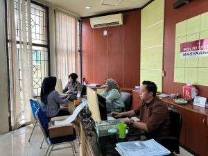 Warga yang antusias dalam program pemutihan pajak kendaraan bermotor